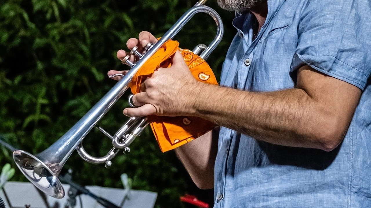 Il treno storico si pregia di un accompagnamento jazz. Riprende domani la magia del passato a bordo del suggestivo...
