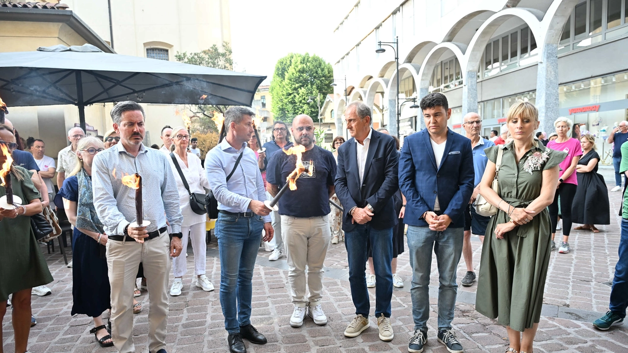 BUSTO ARSIZIO. CAMMINATA FIACCOLATA PER DAVIDE GORLA