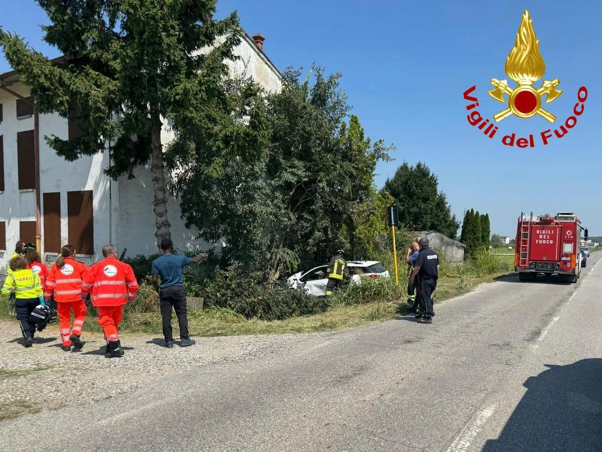 lodi l8217auto sbanda e finisce nel fossato paura per una mamma e il bambino di due anni