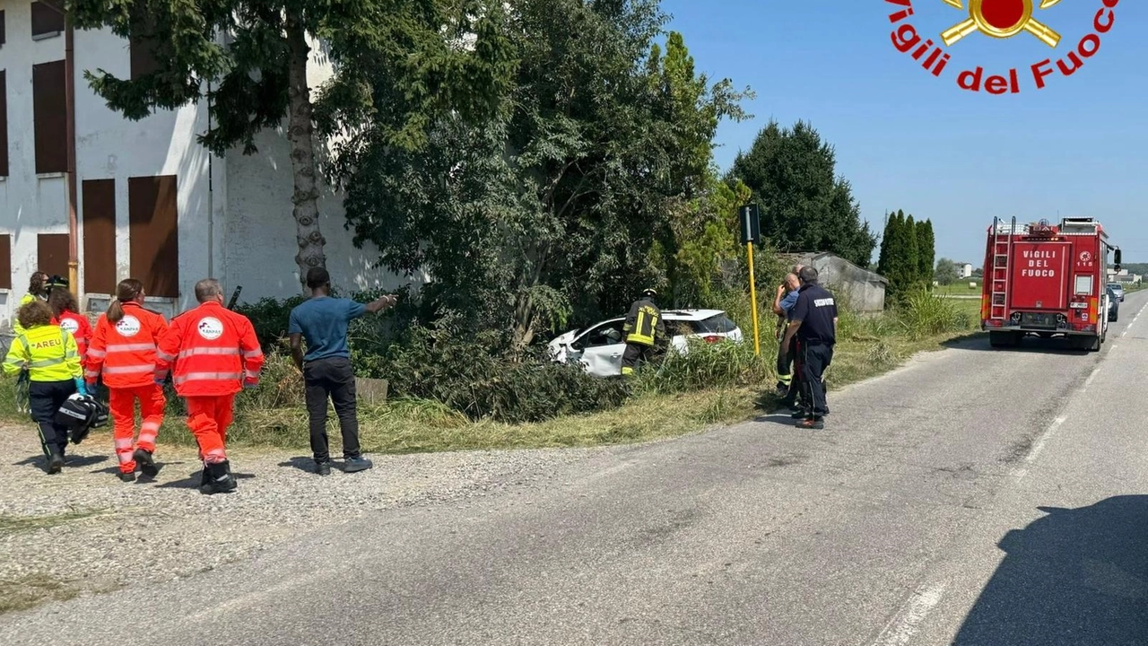 La Clio precipitata nel fossato a lato della strada, mamma e figlio se la sono cavata con un grande spavento e qualche contusione