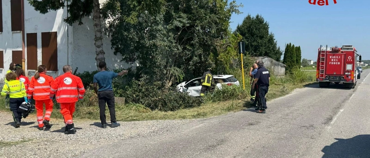 Lodi, l’auto sbanda e finisce nel fossato: paura per una mamma e il bambino di due anni