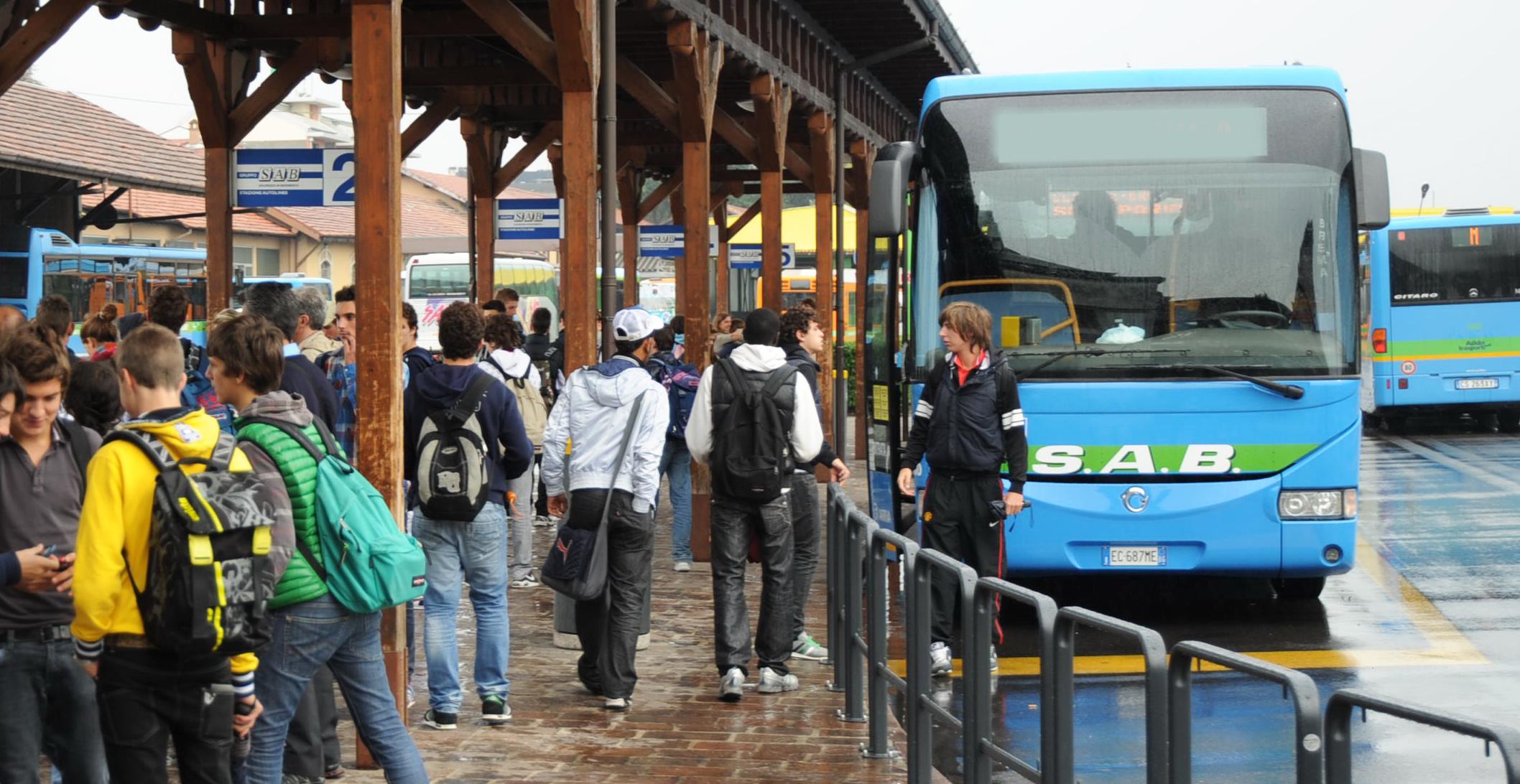 romano di lombardia con la pistola sul bus tiene sotto tiro due studenti per rapinarli interviene il padre di uno dei ragazzi e lo ferisce con una roncola