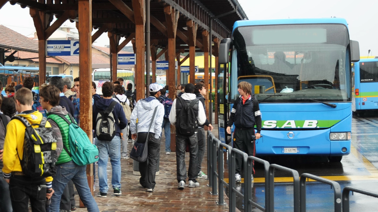 L'uomo, armato di una scacciacani priva di tappo rosso, è entrato in azione su un pullman di linea L'uomo, armato di una scacciacani priva di tappo rosso, è entrato in azione su un pullman di linea