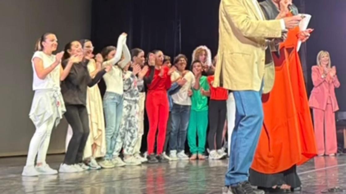 Il palcoscenico delle emozioni. I ragazzi delle medie incantano Il palcoscenico delle emozioni. I ragazzi delle medie incantano