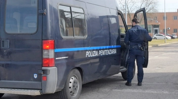 Brescia, detenuto tenta di scappare dopo le dimissioni dall’ospedale: bloccato da tre agenti