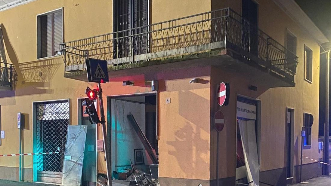 Tavazzano, la deflagrazione ha fatto schizzare il forziere in mezzo alla strada dove è stato aperto con un flessibile. Divelto il semaforo vicino. Illesa anziana e badante che abitano al piano superiore. Tavazzano, la deflagrazione ha fatto schizzare il forziere in mezzo alla strada dove è stato aperto con un flessibile. Divelto il semaforo vicino. Illesa anziana e badante che abitano al piano superiore.