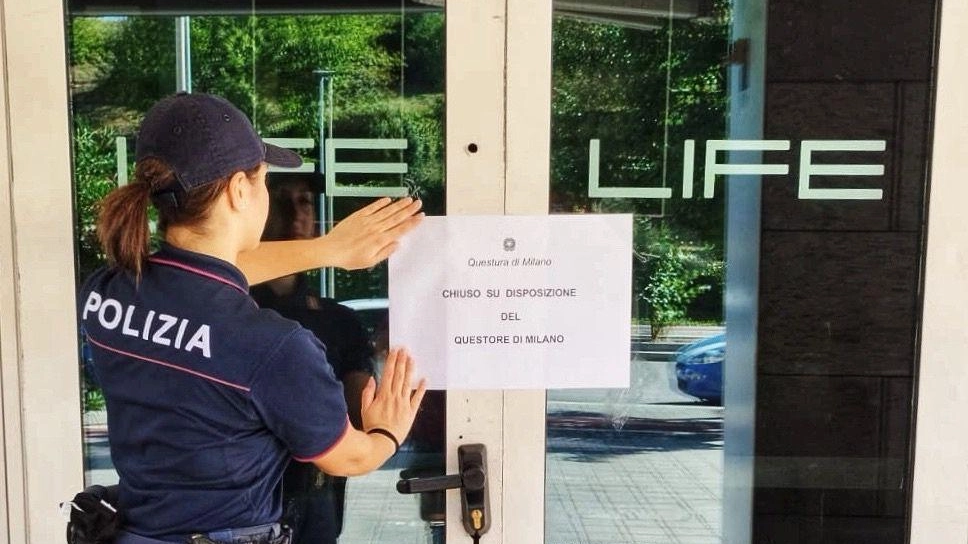 La chiusura del locale da parte della polizia La chiusura del locale da parte della polizia
