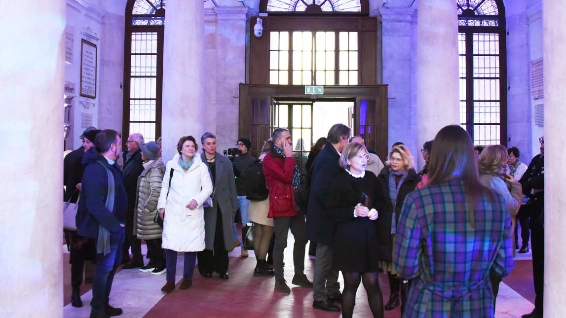 Bergamo, recuperate antiche epigrafi e cromie all’ingresso scamozziano. I carabinieri hanno restituito due disegni del pittore Giacomo Quarenghi . Bergamo, recuperate antiche epigrafi e cromie all’ingresso scamozziano. I carabinieri hanno restituito due disegni del pittore Giacomo Quarenghi .