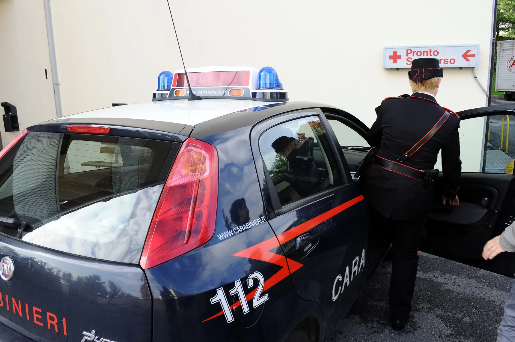 Merate: rifiuta una sigaretta (che non ha), pestato dal commando guidato da una donna incinta