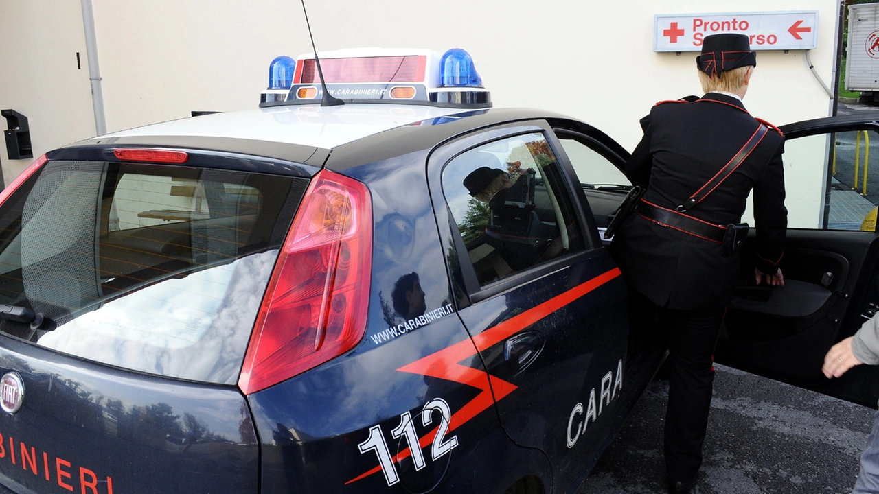 Il 57enne è stato portato in ospedale a Merate. Sul posto anche i carabinieri (Archivio)