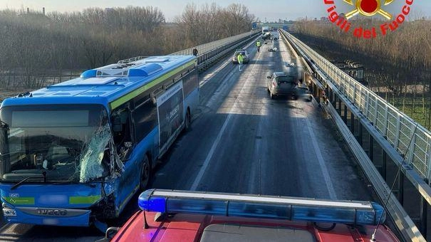 Prima la collisione violenta tra il bus e il furgone poi quella tra due vetture Il “colpevole“ potrebbe essere stato il ghiaccio Prima la collisione violenta tra il bus e il furgone poi quella tra due vetture Il “colpevole“ potrebbe essere stato il ghiaccio