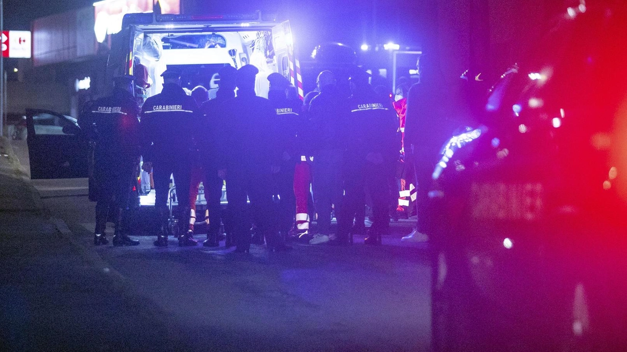 I carabinieri intervenuti la notte tra venerdì e sabato a Garbagnate dopo la sparatoria in cui è rimasto ucciso Hakaj Dritan, 46 anni I carabinieri intervenuti la notte tra venerdì e sabato a Garbagnate dopo la sparatoria in cui è rimasto ucciso Hakaj Dritan, 46 anni