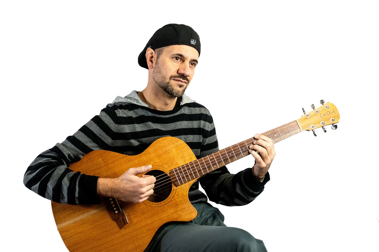 Il cantautore milanese Luca Ghioldi