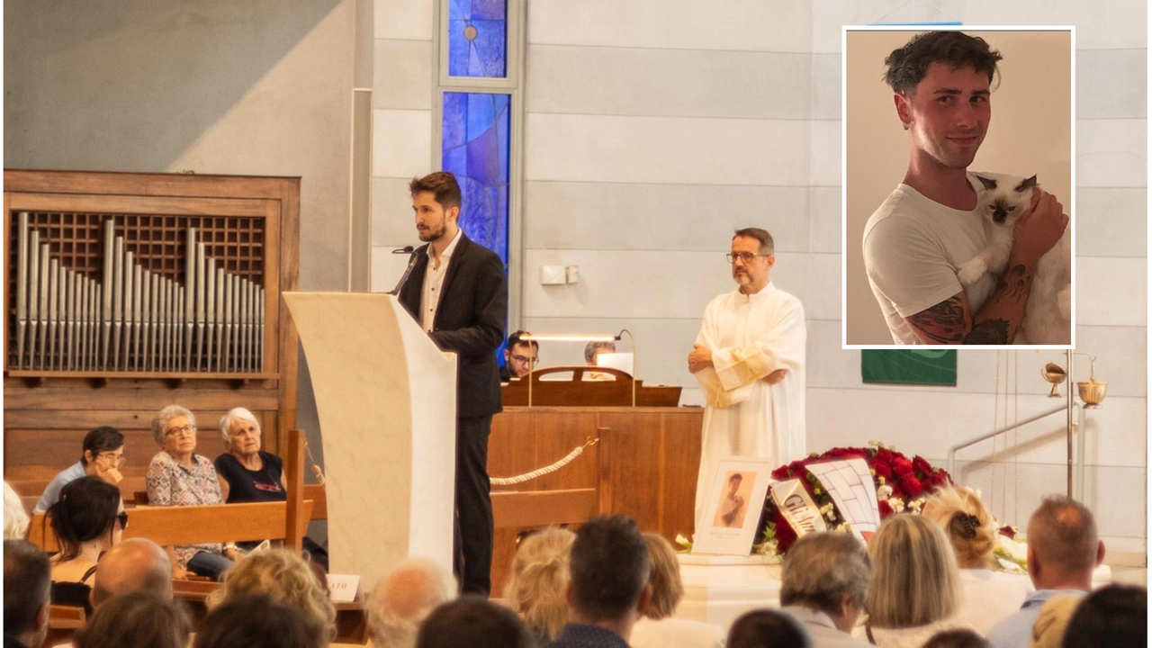 I funerali di Matteo Barone (nel riquadro) I funerali di Matteo Barone (nel riquadro)