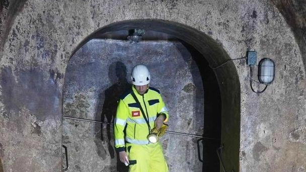 Un mondo "invisibile agli occhi dei cittadini", ma fondamentale per la vita quotidiana della metropoli. Una Milano che non si... Un mondo "invisibile agli occhi dei cittadini", ma fondamentale per la vita quotidiana della metropoli. Una Milano che non si...