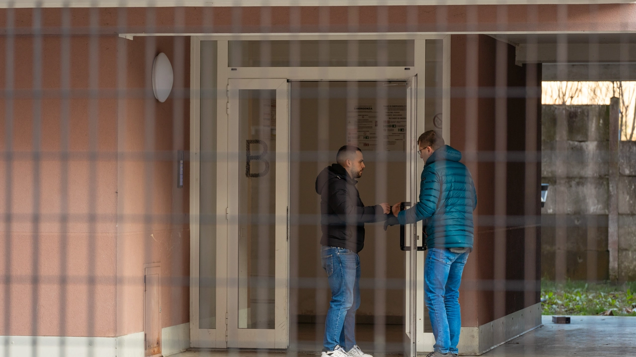 Per diverse ore i militari della Scientifica sono stati al lavoro nel condominio alla periferia di Sesto San Giovanni dove si è consumato il dramma Per diverse ore i militari della Scientifica sono stati al lavoro nel condominio alla periferia di Sesto San Giovanni dove si è consumato il dramma
