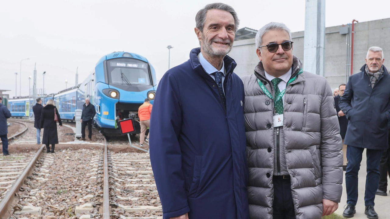 Attilio Fontana (s), presidente Regione Lombardia, e Andrea Severini, nuovo amministratore delegato Trenord, alla presentazione del primo treno a idrogeno italiano alla stazione di Rovato, Brescia, 13 febbraio 2025. Ansa/Filippo Venezia Attilio Fontana (s), presidente Regione Lombardia, e Andrea Severini, nuovo amministratore delegato Trenord, alla presentazione del primo treno a idrogeno italiano alla stazione di Rovato, Brescia, 13 febbraio 2025. Ansa/Filippo Venezia