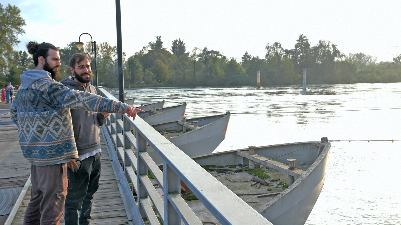 Sale il livello del Ticino: chiuso il ponte di barche a Bereguardo Sale il livello del Ticino: chiuso il ponte di barche a Bereguardo