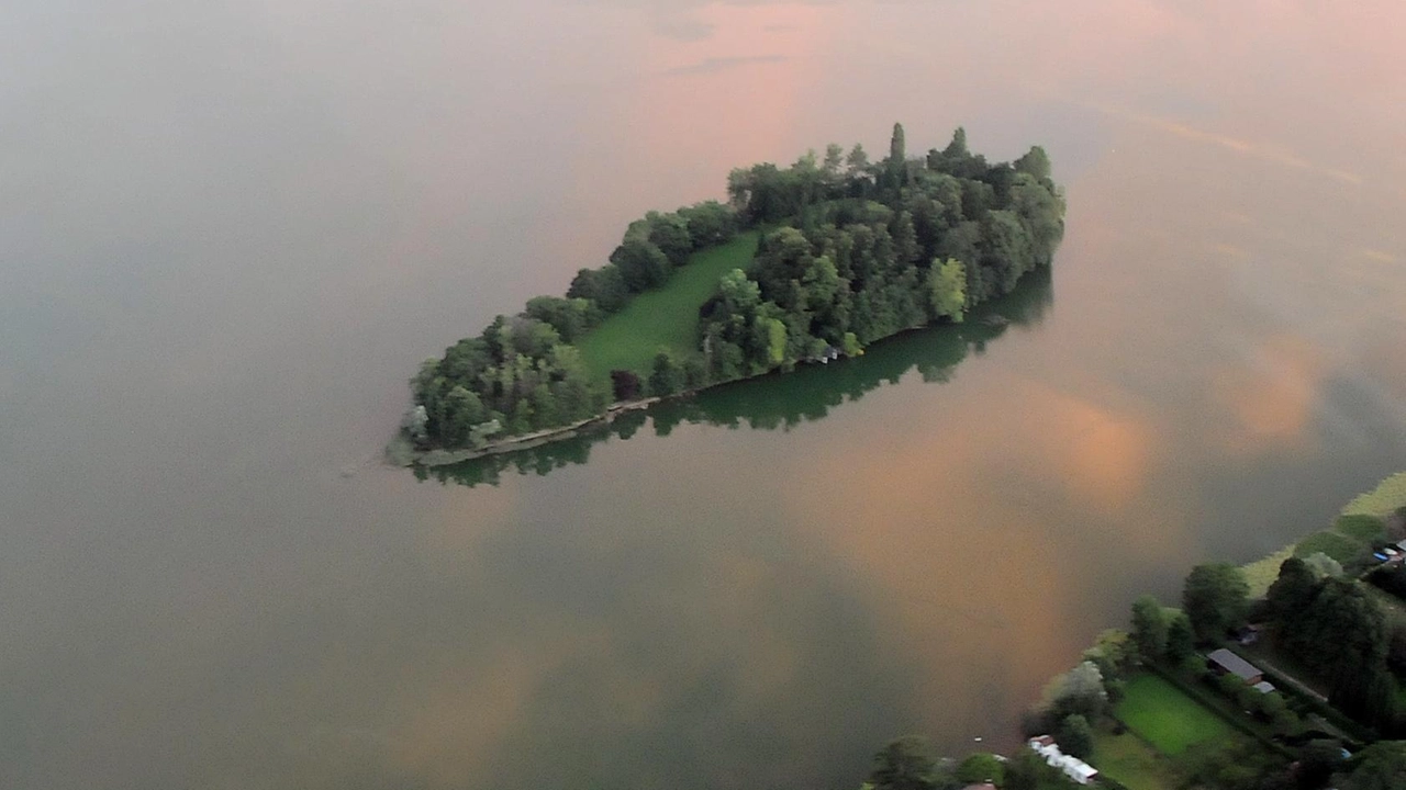 Lo "smeraldo" del lago di Pusiano, sarà protagonista tour in battello elettrico sul lago di Pusiano, con visita guidata alla... Lo "smeraldo" del lago di Pusiano, sarà protagonista tour in battello elettrico sul lago di Pusiano, con visita guidata alla...