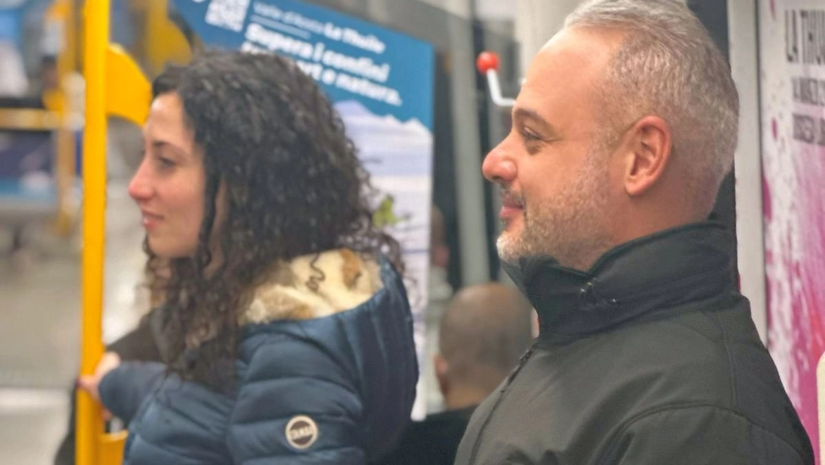 Un volontario di Custodae scorta una donna in metrò a Milano Un volontario di Custodae scorta una donna in metrò a Milano