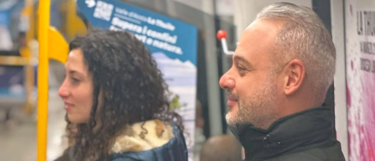 La scorta dei volontari di Custodae alle ragazze che hanno paura di uscire da sole a Milano: “Sei richieste al giorno, donne tra 20 e 45 anni”
