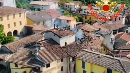 Serle, incendio in una palazzina: in fiamme un deposito, un appartamento e il tetto Serle, incendio in una palazzina: in fiamme un deposito, un appartamento e il tetto