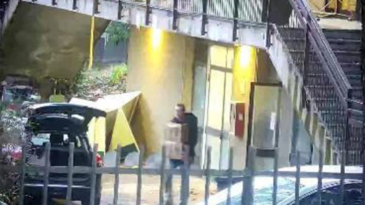 Uno dei trasporti di droga filmati dalle telecamere degli investigatori al Centro Polifunzionale di via Tazzoli, nel quartiere San Fruttuoso Uno dei trasporti di droga filmati dalle telecamere degli investigatori al Centro Polifunzionale di via Tazzoli, nel quartiere San Fruttuoso