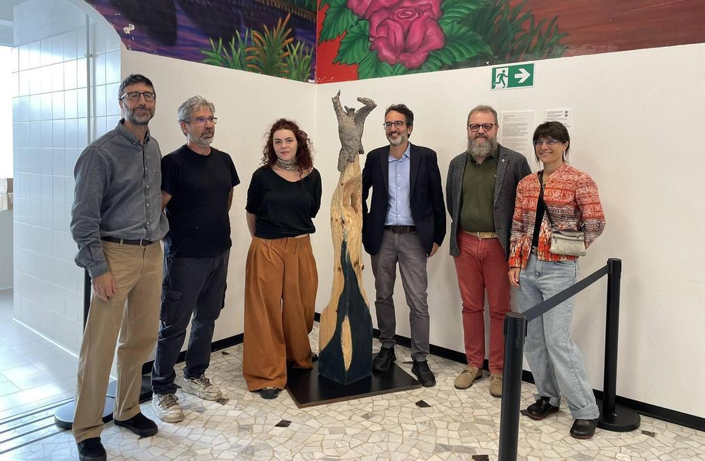 Una scultura alle docce pubbliche: "Ispirata dai 15 minuti per lavarsi" Una scultura alle docce pubbliche: "Ispirata dai 15 minuti per lavarsi"