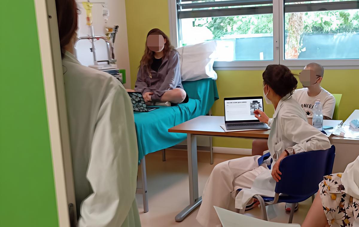 Scuola in ospedale per 60 ragazzi. Lezioni su misura di paziente. I quaderni e i libri che “curano“ Scuola in ospedale per 60 ragazzi. Lezioni su misura di paziente. I quaderni e i libri che “curano“