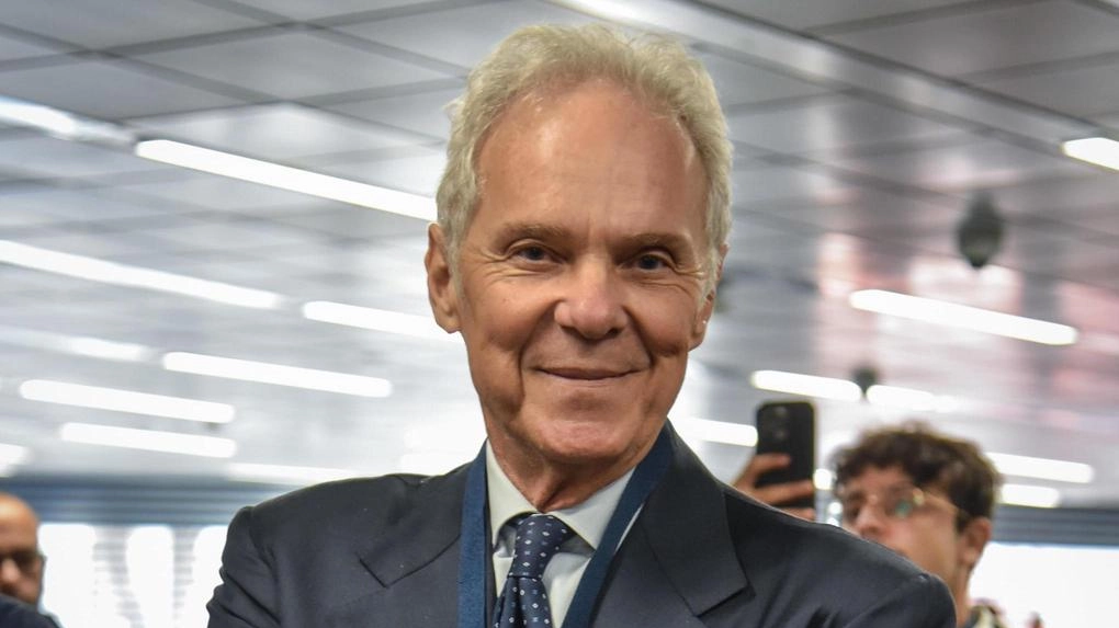 L'amministratore delegato di Webuild critica l'idea di due stadi separati per Inter e Milan, suggerendo di investire in giocatori e ristrutturare San Siro per rispondere alle esigenze delle squadre. Il progetto di rinnovamento del celebre stadio potrebbe costare tra 400 e 500 milioni di euro, con possibilità di adattarlo alle richieste dei club. L'amministratore delegato di Webuild critica l'idea di due stadi separati per Inter e Milan, suggerendo di investire in giocatori e ristrutturare San Siro per rispondere alle esigenze delle squadre. Il progetto di rinnovamento del celebre stadio potrebbe costare tra 400 e 500 milioni di euro, con possibilità di adattarlo alle richieste dei club.