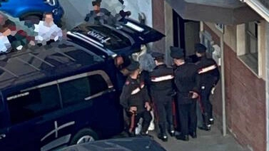 I carabinieri nel palazzo di via Stelvio a Legnano
