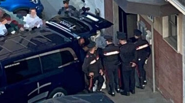 Uccisa a mezzanotte con 9 coltellate, l’ultimo cliente e il killer in fuga: la vita parallela e la casa delle escort. “Qualcuno la infastidiva”
