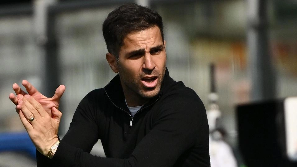 Il Como affronta il Verona per assicurarsi il decimo posto. Fabregas determinato a vincere nonostante le assenze.