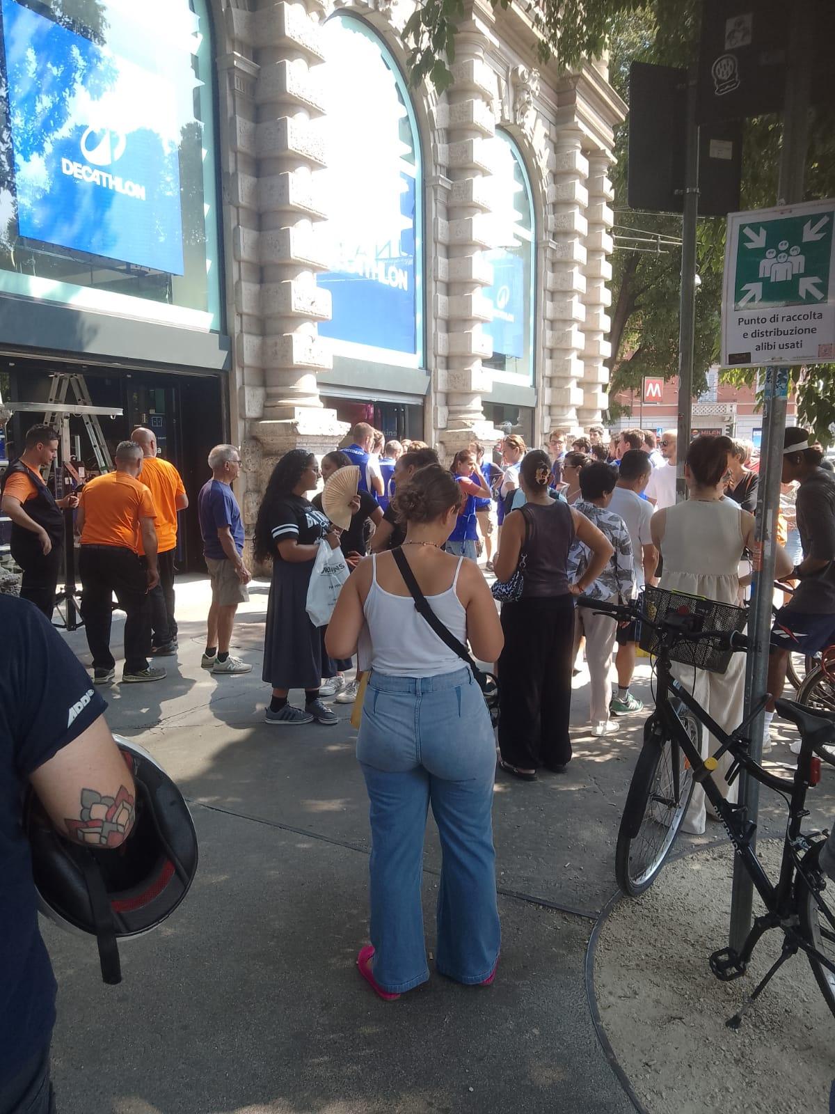 Spruzzano spray al peperoncino al Decathlon di largo Cairoli: panico fra i clienti, due donne intossicate e negozio evacuato Spruzzano spray al peperoncino al Decathlon di largo Cairoli: panico fra i clienti, due donne intossicate e negozio evacuato
