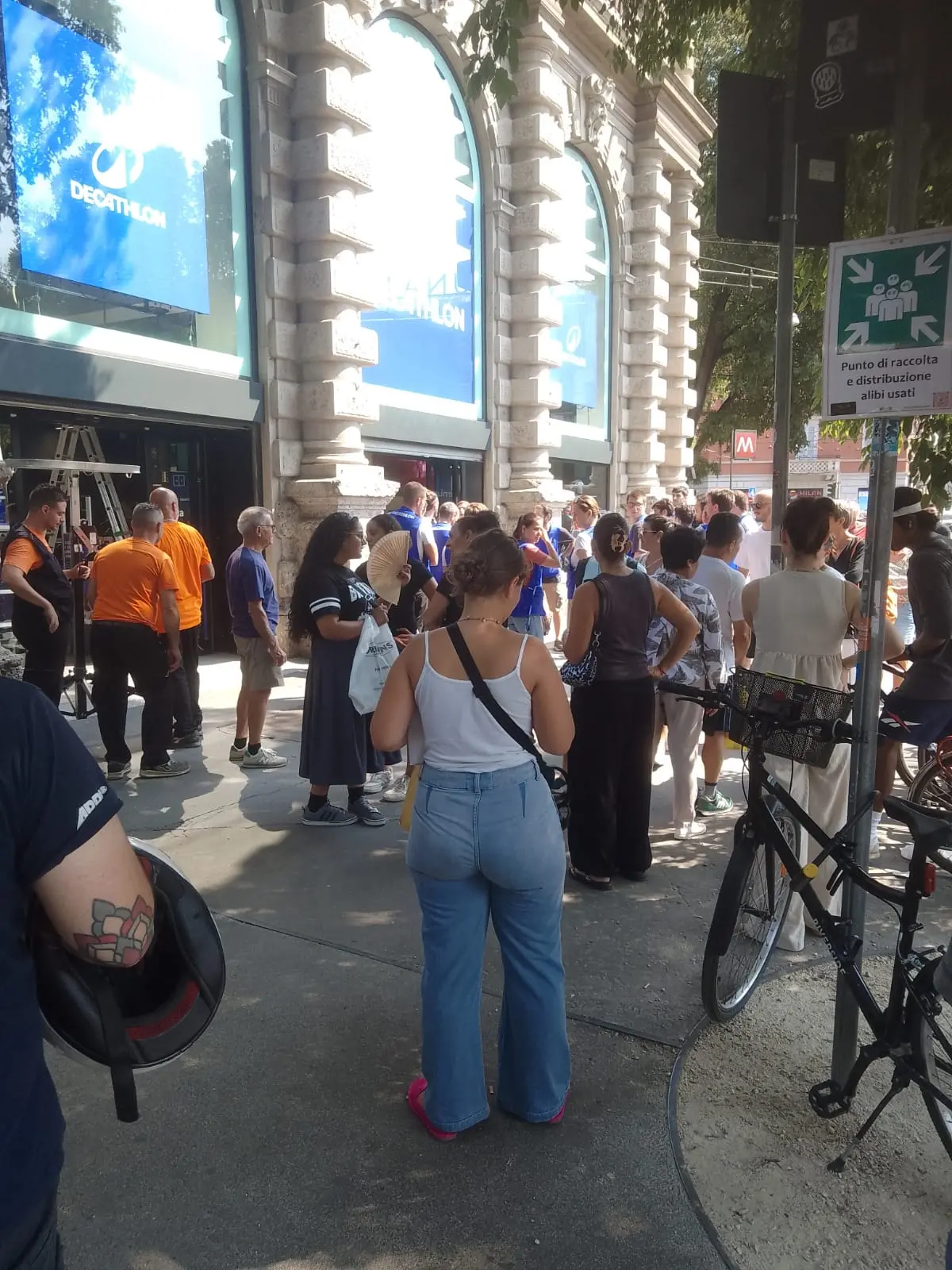 Spruzzano spray al peperoncino al Decathlon di largo Cairoli: panico fra i clienti, due donne intossicate e negozio evacuato