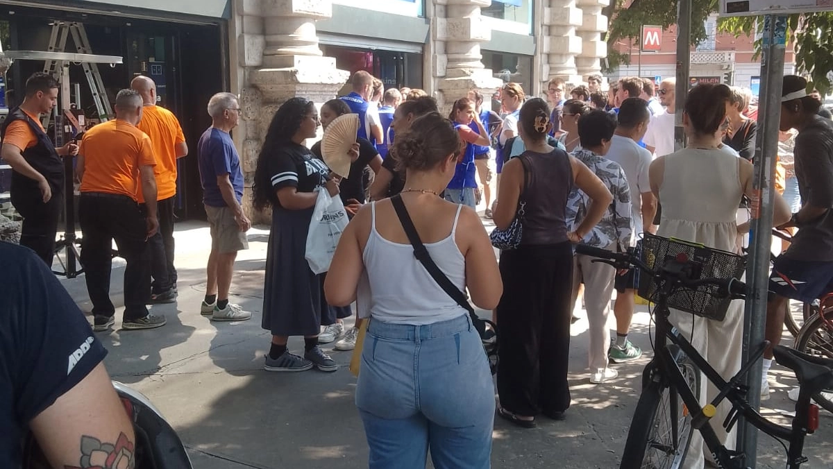 I clienti del punto vendita sono stati momentaneamente evacuati per precauzione