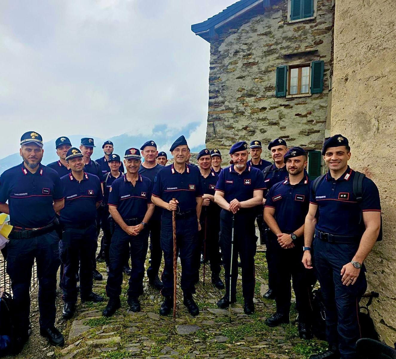 I carabinieri in visita a Monteviasco, il borgo varesino isolato dal mondo che attende da 7 anni la riapertura della funivia I carabinieri in visita a Monteviasco, il borgo varesino isolato dal mondo che attende da 7 anni la riapertura della funivia