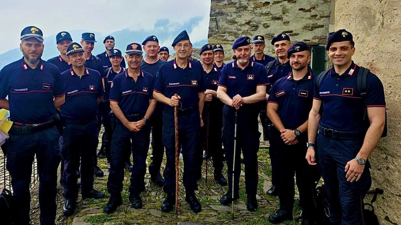 I carabinieri hanno raggiunto le alture di Monteviasco attraverso l'unica strada percorribile: la vecchia mulattiera I carabinieri hanno raggiunto le alture di Monteviasco attraverso l'unica strada percorribile: la vecchia mulattiera