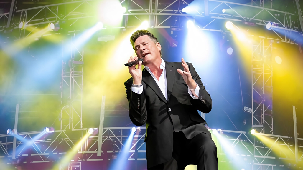 Celebra i suoi 45 anni di carriera, con gli Spandau Ballet e come solista. E lo fa con il meglio del suo repertorio