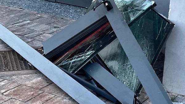 Vandali colpiscono nuovamente la stazione dei treni di Crema, danneggiando porte e infissi. Le autorità e Rfi indagano tramite le telecamere di sorveglianza per identificare i responsabili. Vandali colpiscono nuovamente la stazione dei treni di Crema, danneggiando porte e infissi. Le autorità e Rfi indagano tramite le telecamere di sorveglianza per identificare i responsabili.