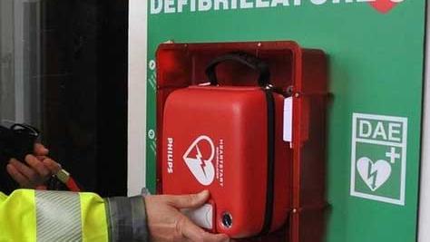 casorate sempione arresto cardiaco sul campo da calcetto 61enne salvato dal defibrillatore
