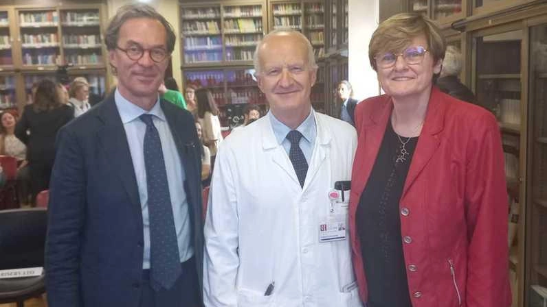 Karikó col direttore scientifico Lauria (a sinistra) e il neurologo Roberto Eleopra Karikó col direttore scientifico Lauria (a sinistra) e il neurologo Roberto Eleopra