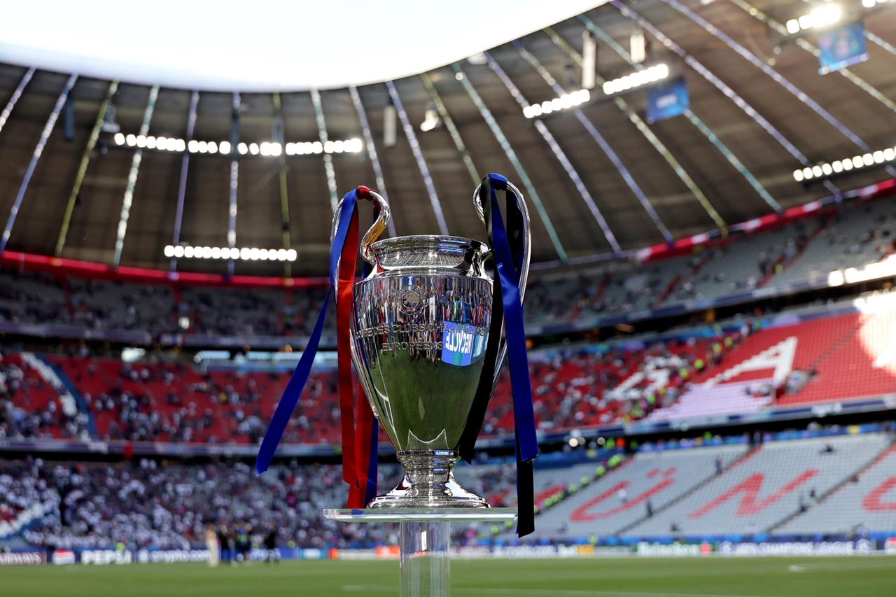 Il trofeo della Champions League 2025 all'Allianz Arena di Monaco (Ansa)