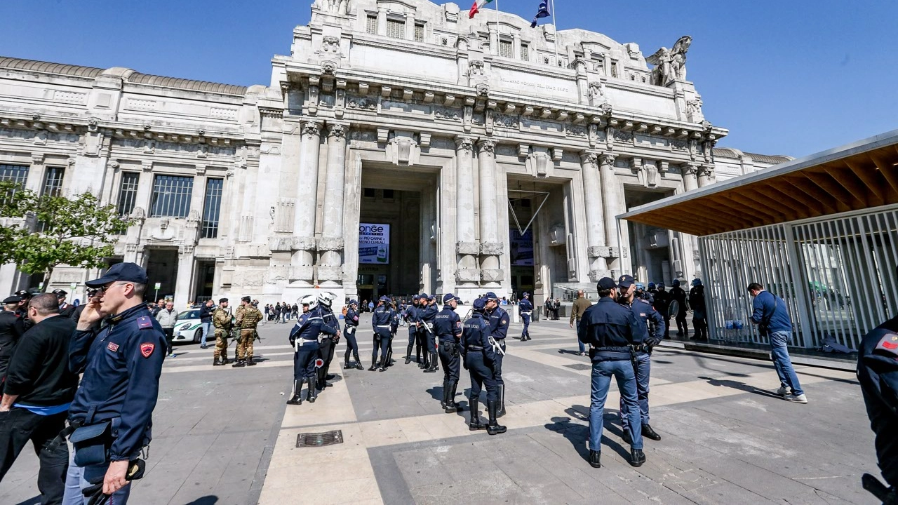 Pattuglie della polizia di Stato fuori dalla stazione Centrale di Milano