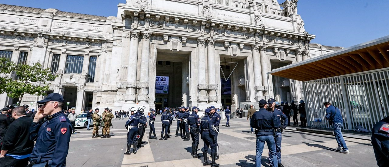 Milano, la bravata in stazione: tre ragazzi salgono sul tetto della Centrale, “poi mettiamo le foto sui social”