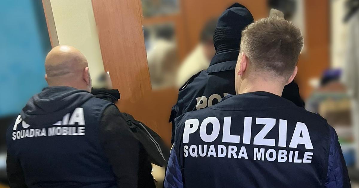 como tentano di rubare lo zaino a un turista in un bar di piazza duomo tre nuovi arresti