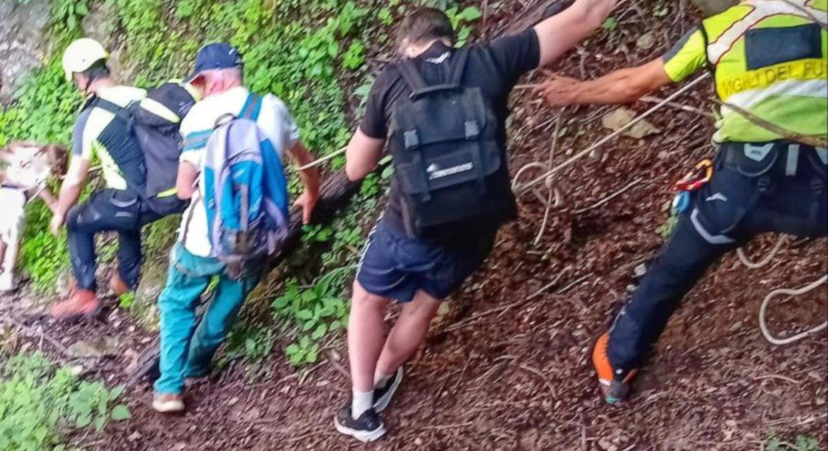 escursione alle cascate di chenghen in scarpe da tennis salvata comitiva di stranieri con loro anche una bimba di 5 anni da Ilgiorno.it escursione alle cascate di chenghen in scarpe da tennis salvata comitiva di stranieri con loro anche una bimba di 5 anni