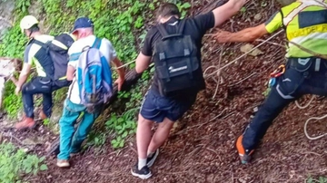 Escursione alle Cascate di Chenghen in scarpe da tennis: salvata comitiva di stranieri, con loro anche una bimba di 5 anni