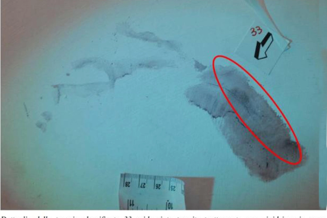 ++ Impronta del palmo di Sempio su muro scale di casa Poggi ++