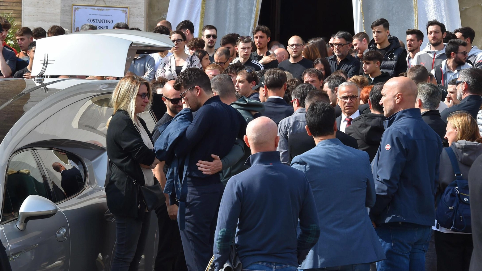 Le giovanili del Milan in lutto. Bagno di folla per l’ultimo saluto all’allenatore Costantino Borneo